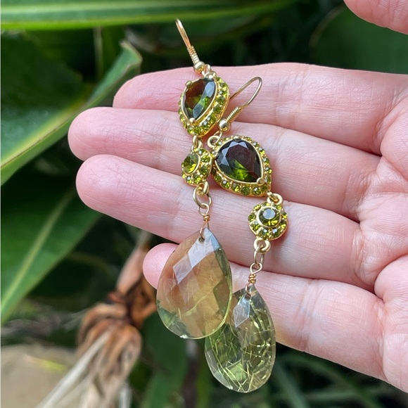 Faux peridot gold tone drop earrings - Picture 5 of 6